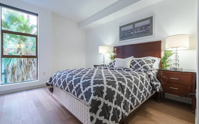photo 2 of Gorgeous Hollywood Living - 2 Bedroom