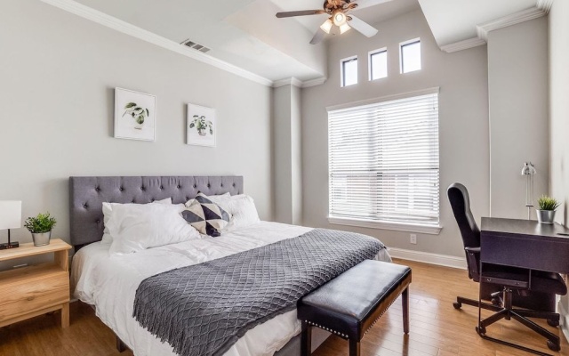 photo 3 of Gorgeous Oak Lawn Townhouse KING BEDS