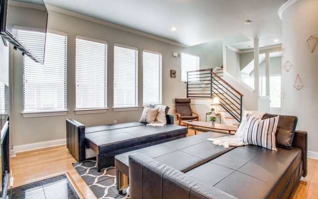 photo 2 of Grand Oak Lawn Town Home