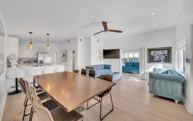photo 2 of Great for Families & Larger Groups! - Perfect Location, Near FTL Beach With Private Pool by Redawning