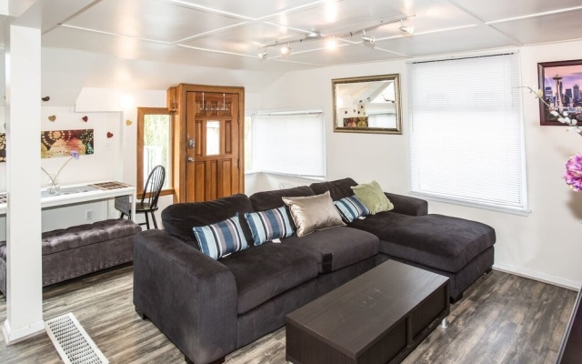 photo 4 of Green Lake Escape Seattle 4 bd 2 ba Sleeps 12!