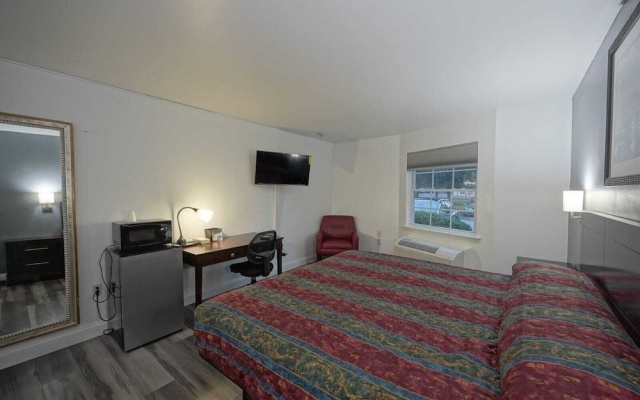 photo 3 of Greenwoods Inn & Suites