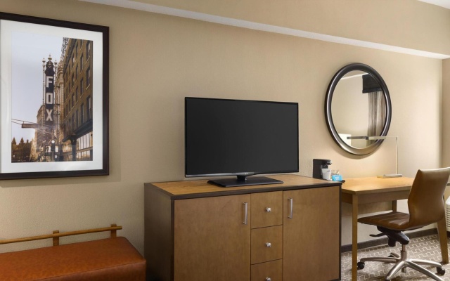 photo 4 of Hampton Inn & Suites Clayton/St. Louis-Galleria Area