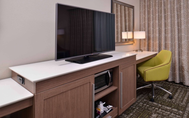photo 4 of Hampton Inn & Suites Dallas Market Center