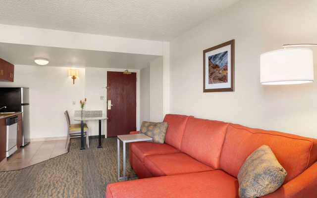 photo 4 of Hampton Inn & Suites Denver - Cherry Creek