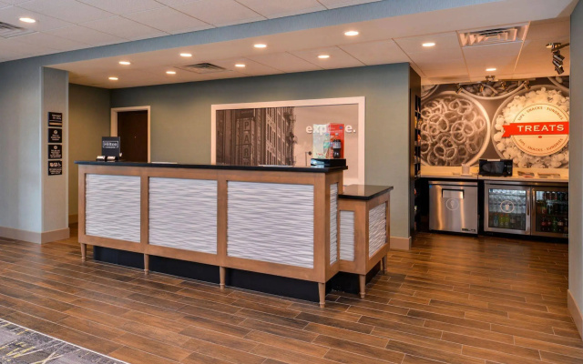 photo 2 of Hampton Inn Omaha Airport