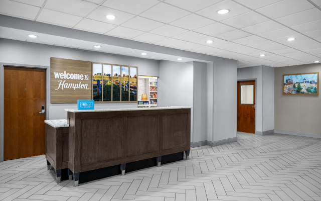 photo 2 of Hampton Inn Lexington Medical Center