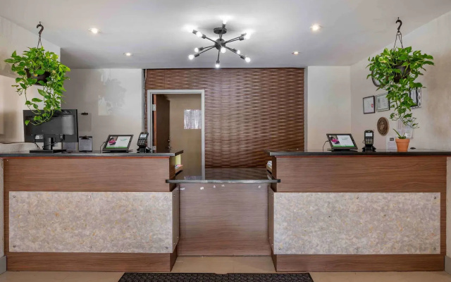 photo 2 of MainStay Suites Springfield IL