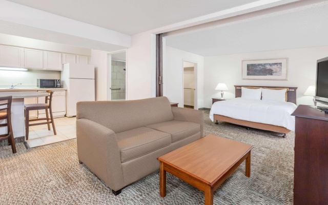 photo 4 of Hawthorn Suites by Wyndham Dallas Love Field Airport
