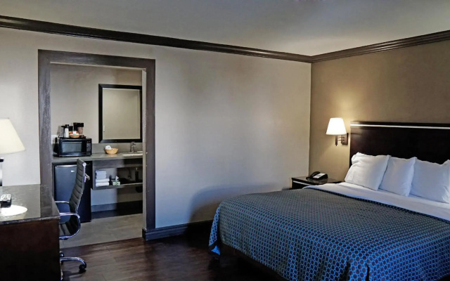 photo 2 of Hawthorne Plaza Inn