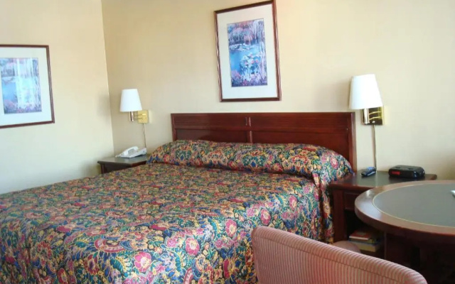 photo 2 of Heritage Inn