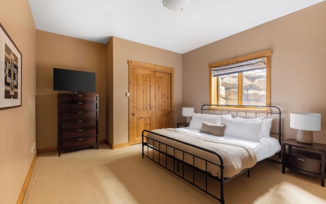 photo 3 of Highline by Avantstay Breathtaking Mountain Home w/ Hot Tub & Views