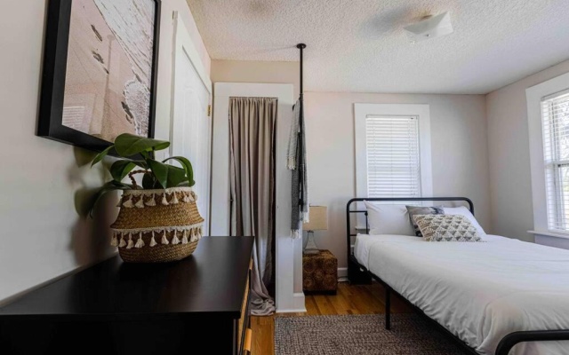 photo 2 of Highrise Bungalow - 2 blocks from Jax Beach!