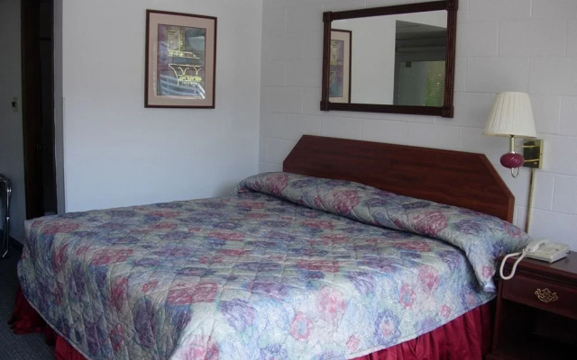 photo 2 of Hillbilly Inn Motel