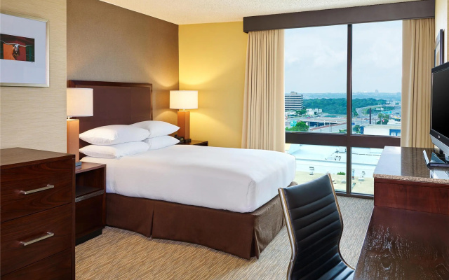 photo 4 of DoubleTree by Hilton San Antonio Airport
