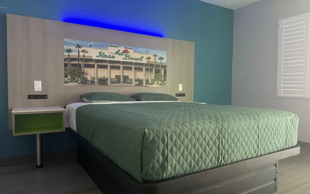 photo 2 of Hi-Way Host Motel