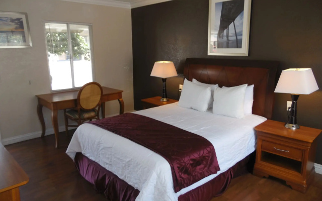 photo 3 of Hi-Way Host Motel