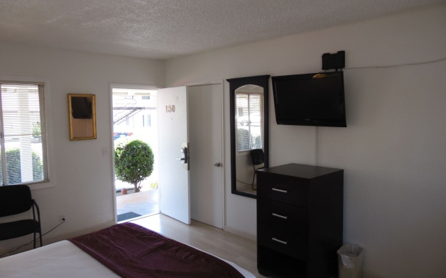 photo 4 of Hi-Way Host Motel