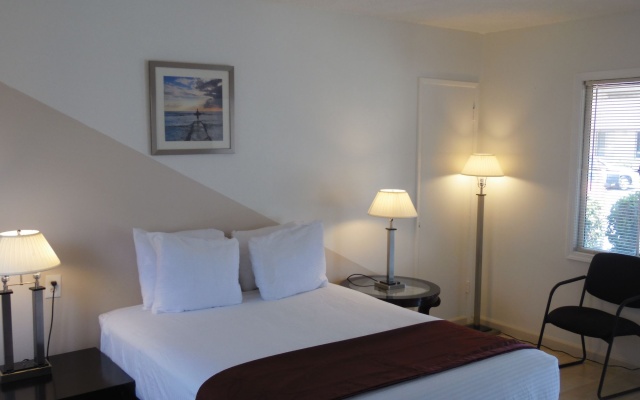 photo 5 of Hi-Way Host Motel