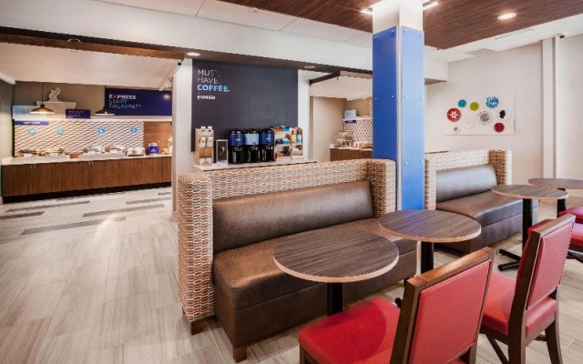 photo 2 of Holiday Inn Express and Suites Lancaster - Mount Joy