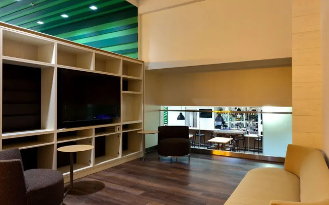 photo 2 of Holiday Inn Atlanta Airport-No