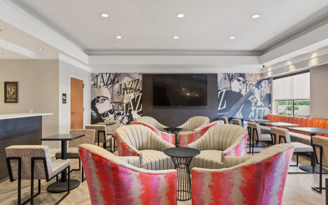 photo 2 of Holiday Inn Baton Rouge College Drive I-10 by IHG