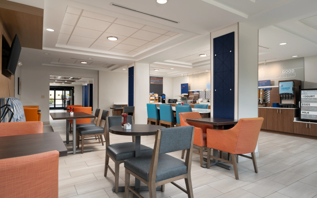 photo 2 of Holiday Inn Express & Suites Newport S by IHG