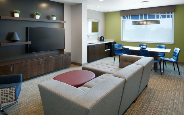 photo 3 of Holiday Inn Express & Suites Cincinnati North - Liberty Way