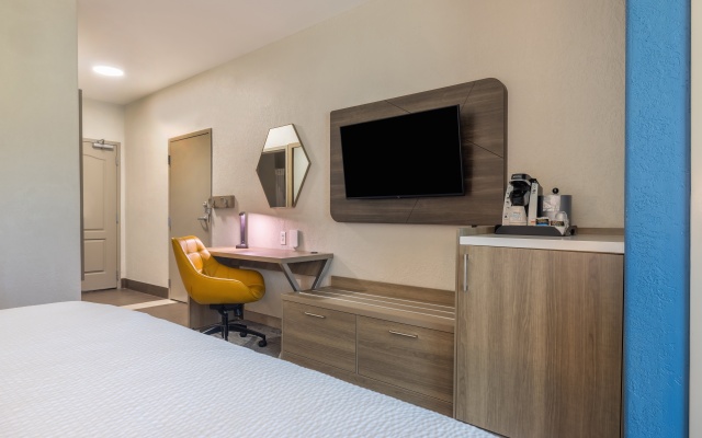 photo 5 of Holiday Inn Express and Suites Kansas City Airport by IHG