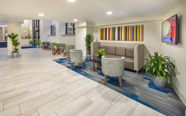 photo 2 of Holiday Inn Express and Suites Atlanta Downtown by IHG