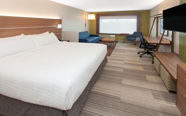 photo 3 of Holiday Inn Express and Suites Detroit/Sterling Heights by IHG