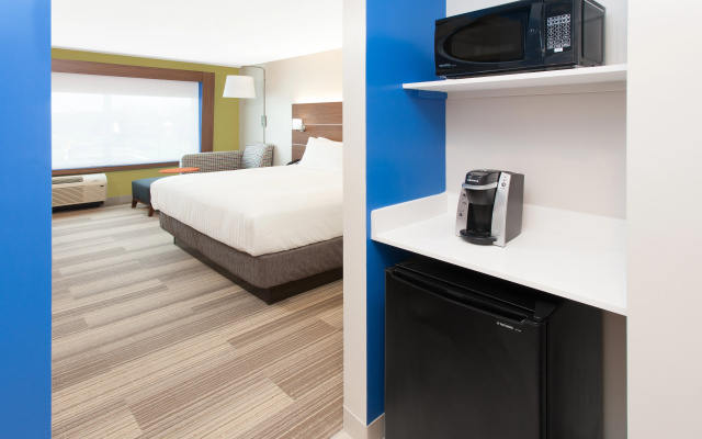 photo 5 of Holiday Inn Express and Suites Detroit/Sterling Heights by IHG