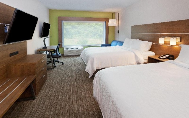 photo 2 of Holiday Inn Express and Suites FAYETTEVILLE