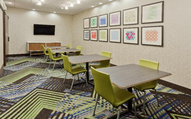 photo 5 of Holiday Inn Express and Suites FAYETTEVILLE