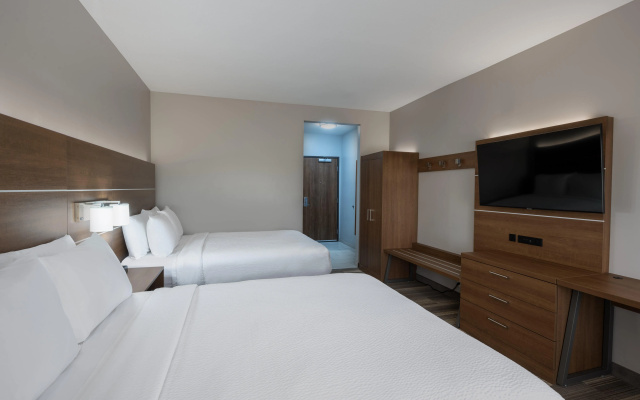 photo 3 of Holiday Inn Express & Suites Gilbert Mesa Gateway Airport by IHG