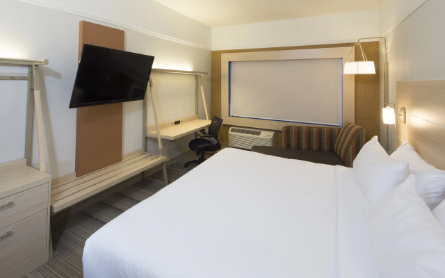 photo 2 of Holiday Inn Express And Suites Rochester Hill