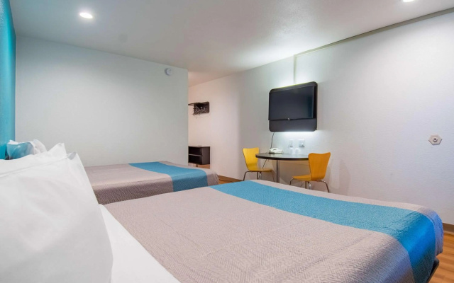 photo 3 of Suburban Studios Arlington Heights – Elk Grove