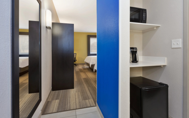 photo 4 of Holiday Inn Express Detroit-Warren by IHG
