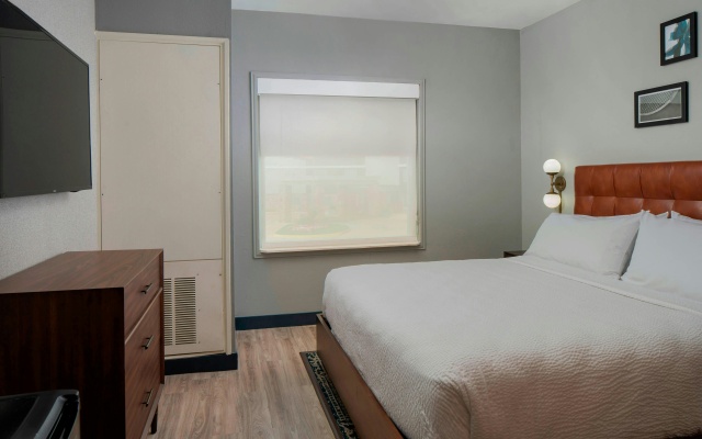 photo 3 of Four Points by Sheraton Dallas Arlington Entertainment District