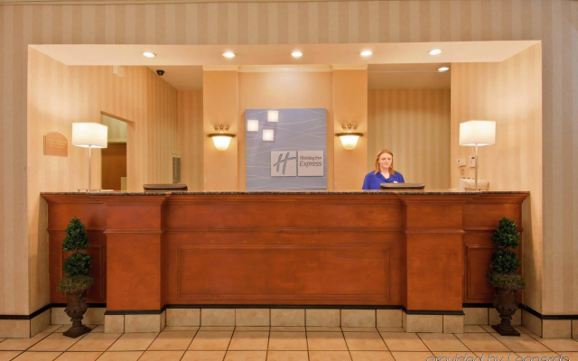 photo 2 of La Quinta Inn & Suites by Wyndham Bessemer