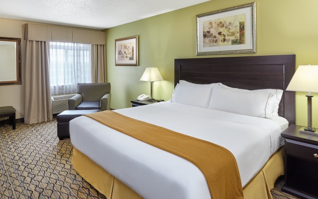 photo 2 of Holiday Inn Express & Suites Chicago-Libertyville by IHG