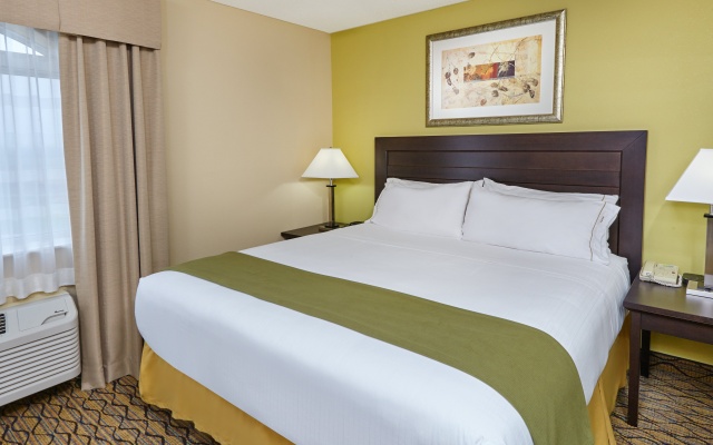 photo 3 of Holiday Inn Express & Suites Chicago-Libertyville by IHG