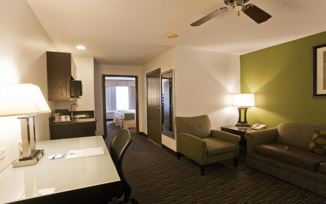 photo 5 of Holiday Inn Express & Suites Chicago-Deerfield/Lincolnshire by IHG