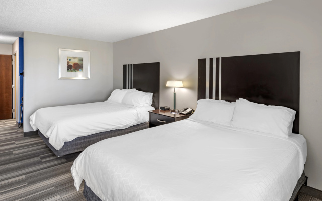 photo 3 of Holiday Inn Express Hotel & Suites Cincinnati-Blue Ash by IHG