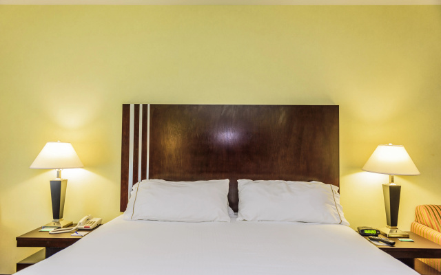 photo 2 of Holiday Inn Express Hotel & Suites Hamburg by IHG