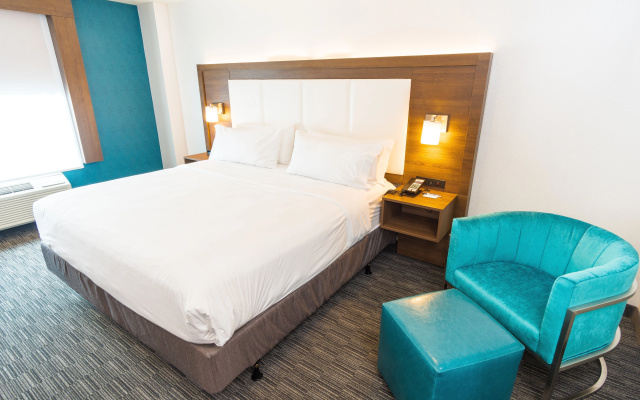 photo 3 of Holiday Inn Express & Suites Hollywood Walk Of Fame