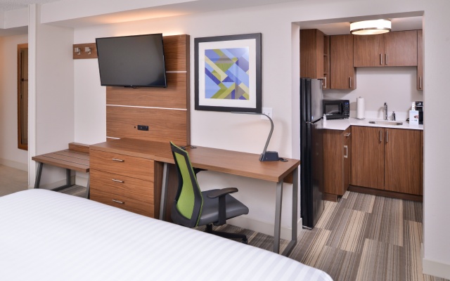 photo 3 of Holiday Inn Express & Suites Indianapolis Dtn-Conv Ctr Area by IHG