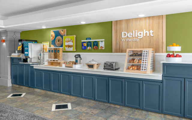 photo 3 of Holiday Inn Express Hotel & Suites Lansing-Leavenworth