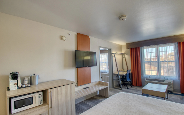 photo 3 of Holiday Inn Express Hotel & Suites Milwaukee Airport by IHG