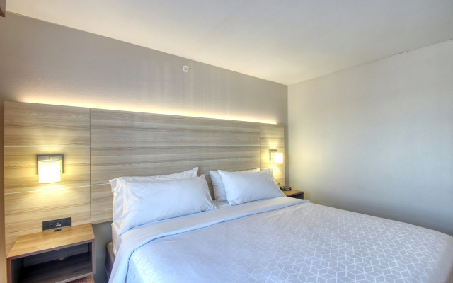 photo 5 of Holiday Inn Express Hotel & Suites Milwaukee Airport by IHG